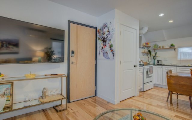 1BR Downtown Urbanitydining, Drink, Cafes & Escape