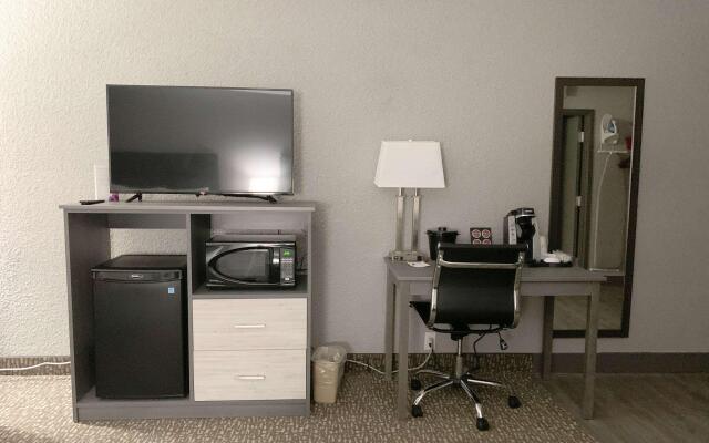 Ramada By Wyndham Edmonton Yellowhead Nw