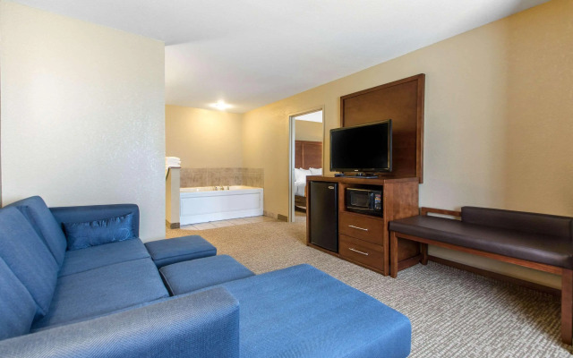 Comfort Suites Johnson Creek Conference Center