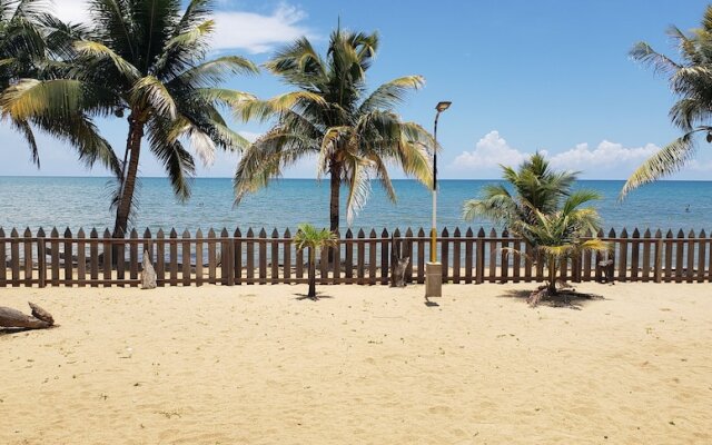 Pal's on the Beach - A Gold Standard Hotel