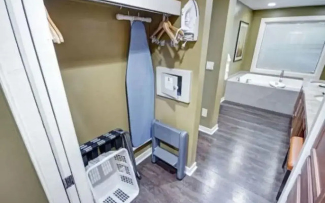 Private One Bedroom Condo on Golf Course, free parking