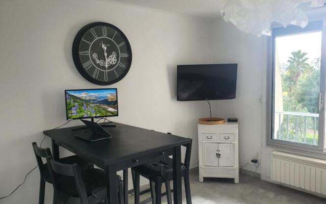 Joli Studio, la Grande Pyramide, Parking