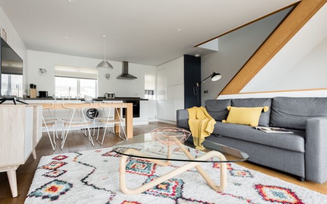 The Press House - Warm & Stylish 2BDR British Design Home in Jericho
