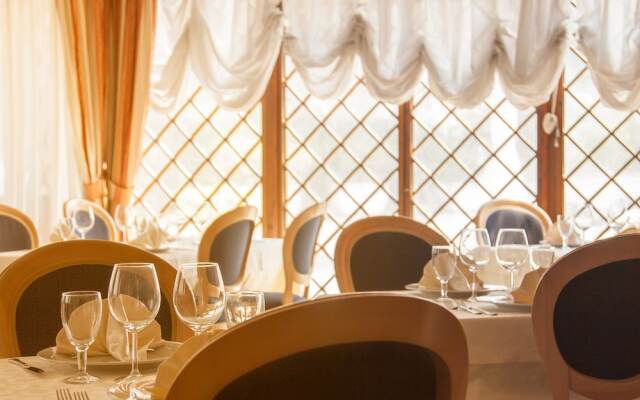 Massimi City Garden Hotel