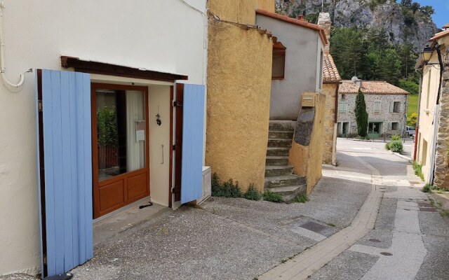 Quaint Holiday Home in Languedoc-roussillon With Garden