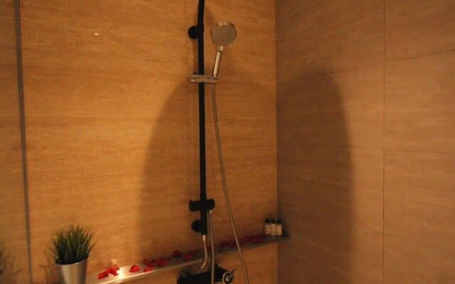 Expressionz Professional Suites by HnH