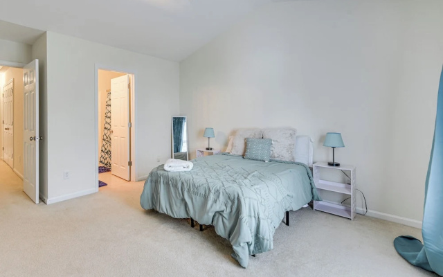 Dog-friendly Townhome w/ Patio in Charlotte Area!