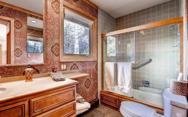 Silver Kingdom - 7 Bedroom Home + Private Hot Tub - LLH 58812