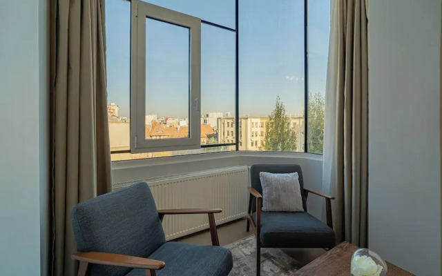 Top-Floor Romanian Athenae 2BR Apartment, Quiet City Views