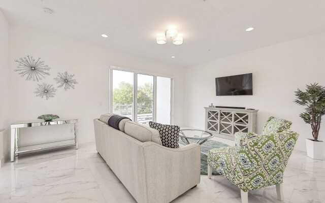 Tri-level Pompano Beach Townhouse by RedAwning