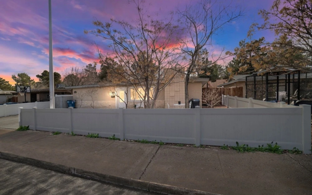 Vibrant In Vegas - 4 Bd With Shimmering Pool! 4 Bedroom Home by RedAwning
