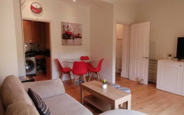 Bright Clapham flat with private garden, sleeps 4