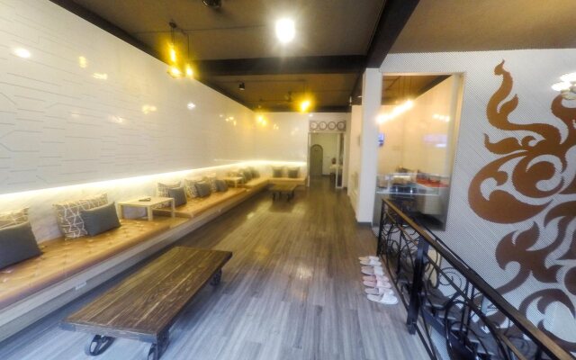 Bed Box Khaosarn Hostel