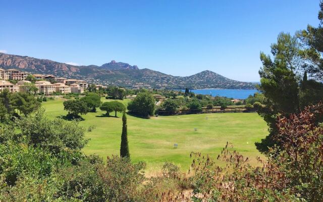 Cap Esterel Appartement climatisé Jardin Clos