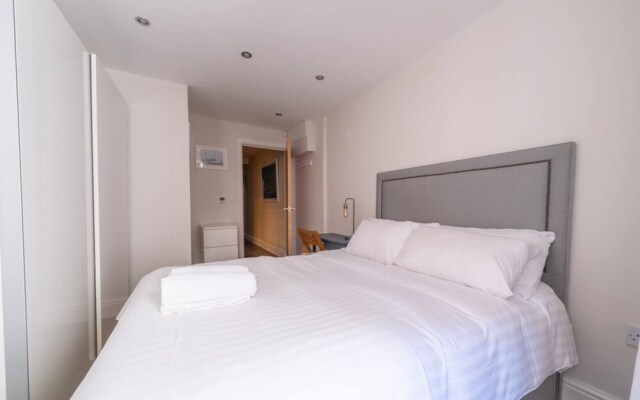 Stylish 2 Bedroom Apartment in Chelsea With Garden