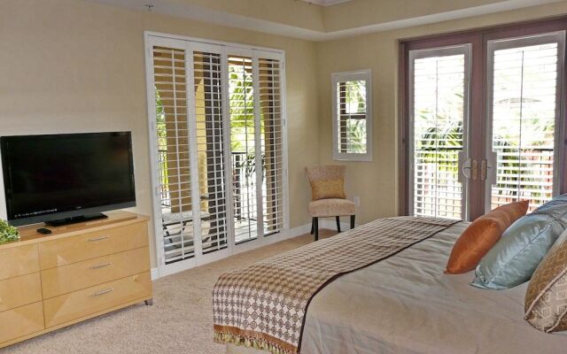 Luxurious Esplanade Condo Overlooking bay