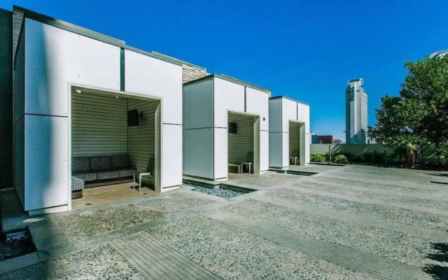 Stunning Escape Studio Unit 17th Floor!
