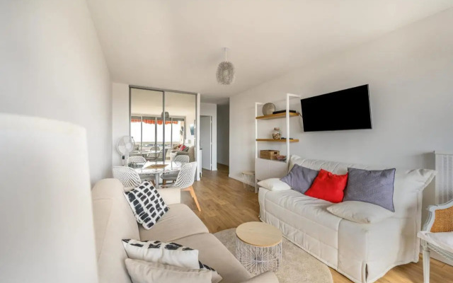 Bright Apt With Balcony And Sea View