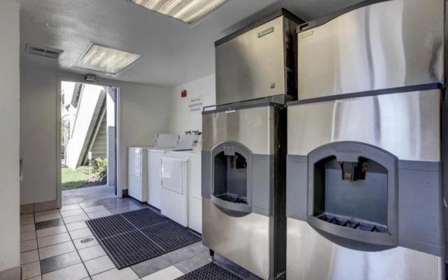 Motel 6 Bellflower, CA - Los Angeles