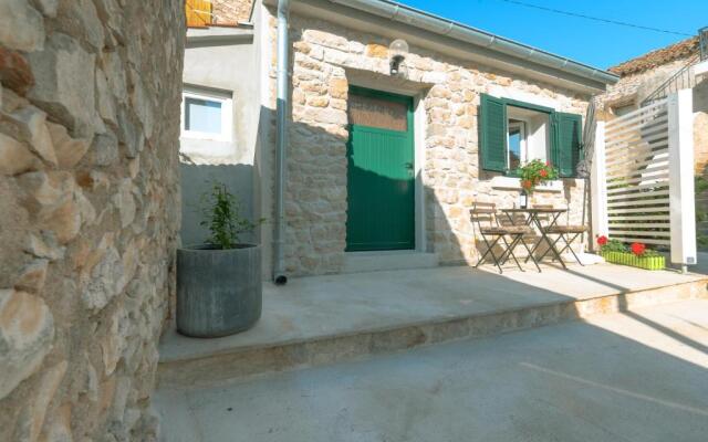 Small stone house Luka