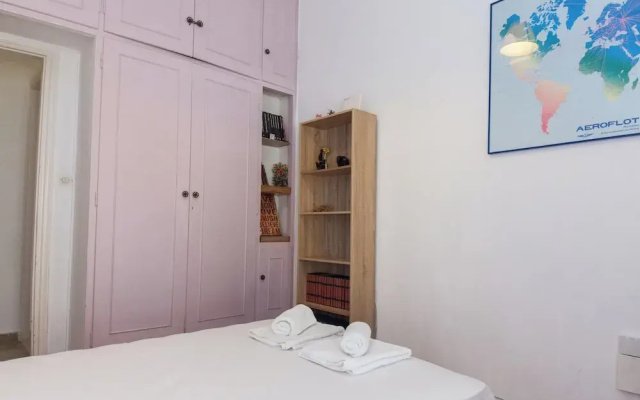 Spacious 2 Bd Pireas Apt w Cozy Balcony