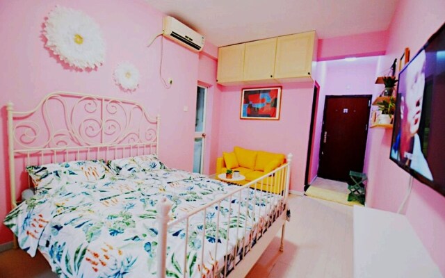 Avatar Fireworks Queen Bed Studio in Center Futian