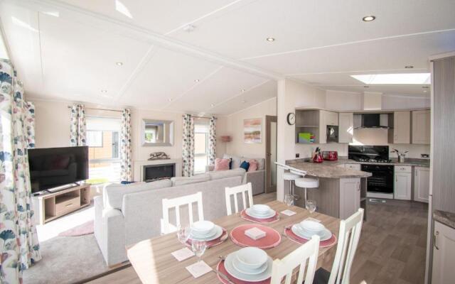 The Crucible lodge with Hot Tub