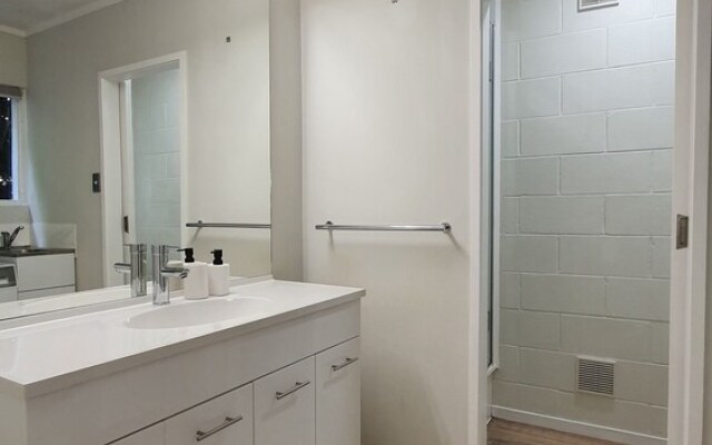 Herne Bay Gem Near Beach - Carpark