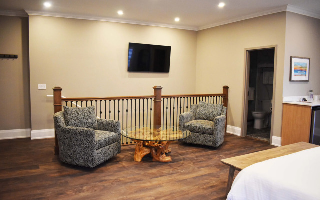 Colonial Hotel & Suites