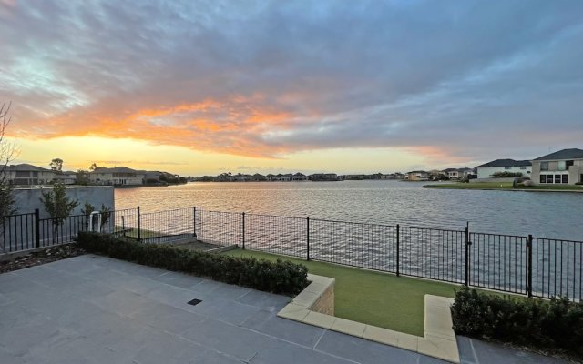 Luxury Waterfront SpaciousHouse Lakeview