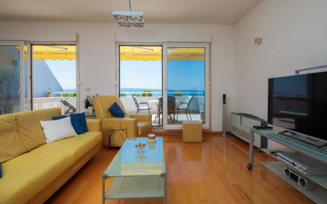 Seaside Apartment Gold 1row