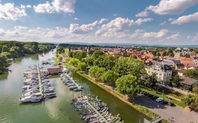 Apartmenthaus am Rhein