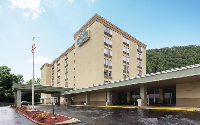 La Quinta Inn  Suites Pittsburgh North - McKnight