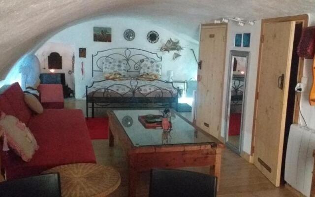 Studio atypique rue de Turin (ancienne étable de village)