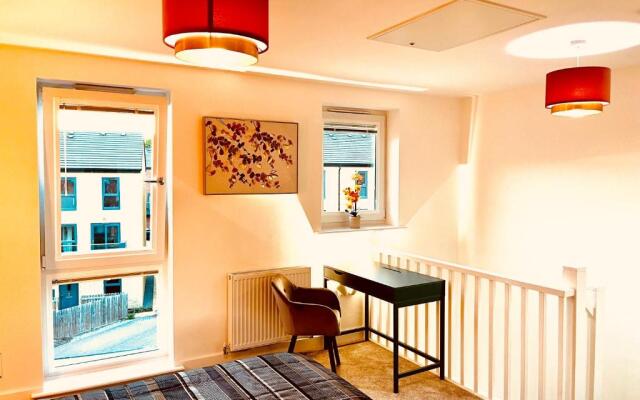 Modern townhouse, Sleeps 4 with parking
