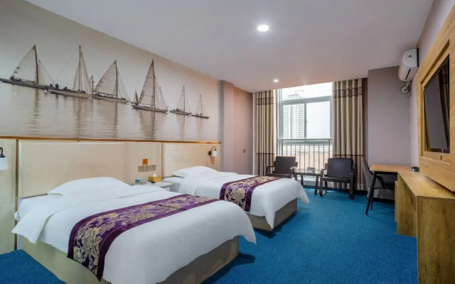 Huayi Hotel (Puyang East High-Speed Railway Station)