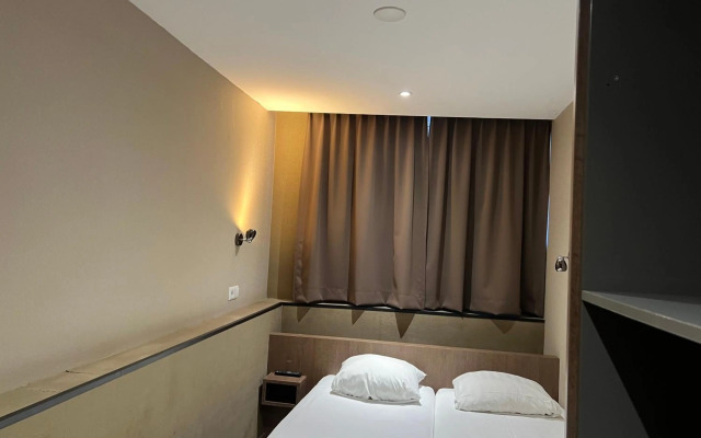 Hotel Blossoms