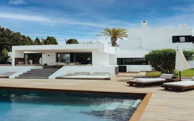 Luxurious Villa With Bright Terrace