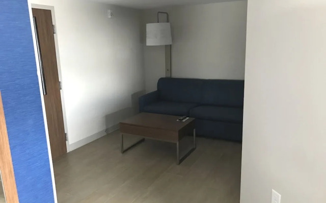 Holiday Inn Express & Suites Miami Airport East, an IHG Hotel