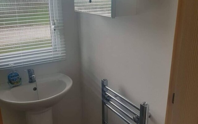 Lovely 2 Bed Caravan on the Aquadrome NN3 9DA