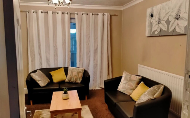 The Nest, an Immaculate 3-bed House in Walsall