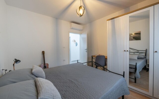 Stunning Home in Radeki Glavica With 3 Bedrooms and Wifi