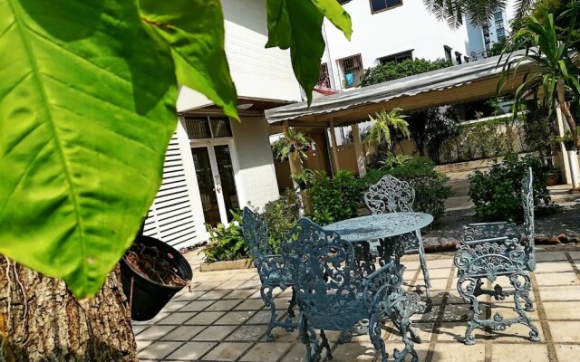 Nakhon Latphrao Hostel