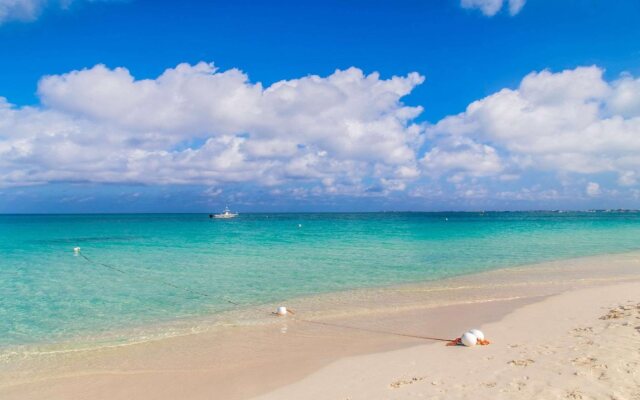 Hampton by Hilton Grand Cayman Seven Mile Beach