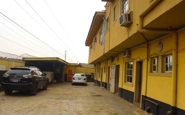 Adesuwa Royal Guest House Ipaja