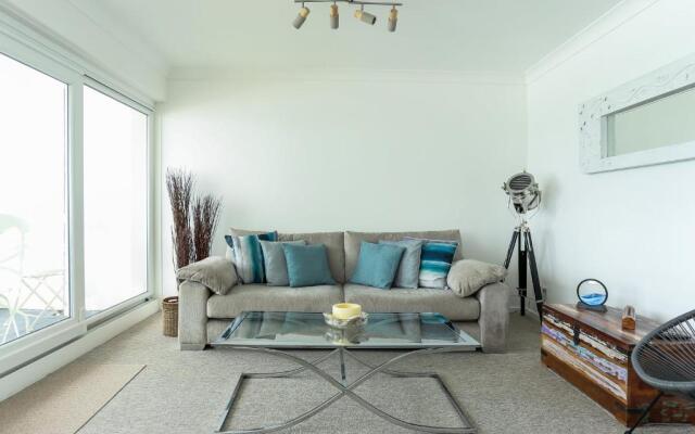 Tides - Beach Front Apartment in Bracklesham Bay