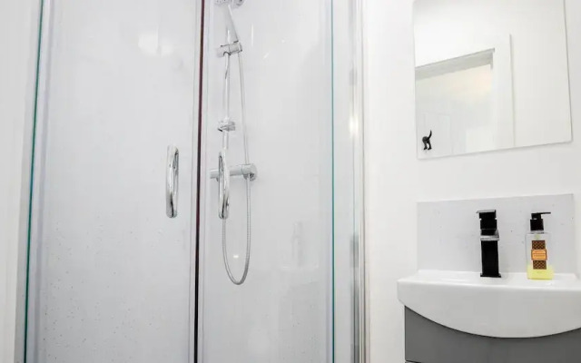 Host Stay Croydon Road Abode