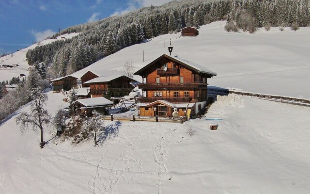 Beautiful Mountainside Chalet in Konigsleiten