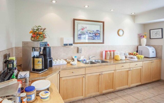 Econo Lodge Inn & Suites