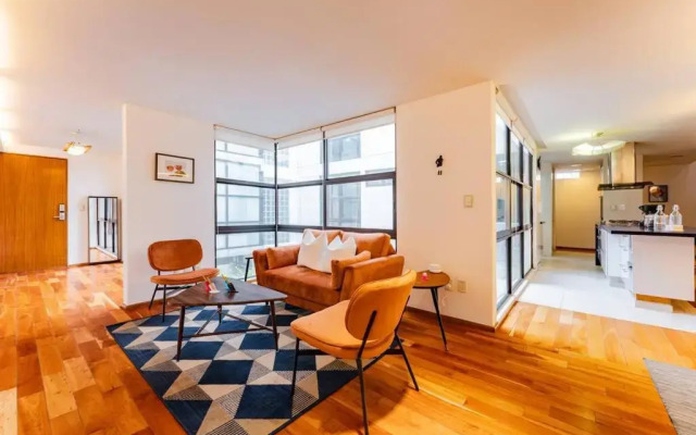 Stylish apartment with private roof top & jacuzzi